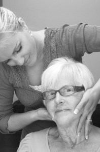 Kiropraktor justere eldre dames nakke, behandler hodepine