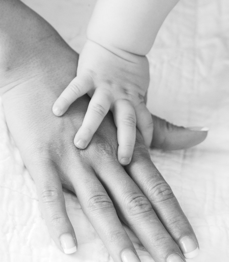 Barnehånd og voksenhånd